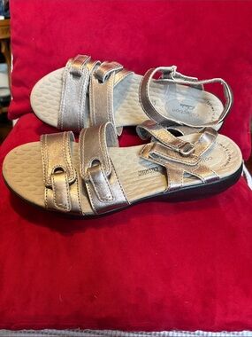 Clark’s Metallic silver Adjustable Strap Sandals. Size 7.5 M